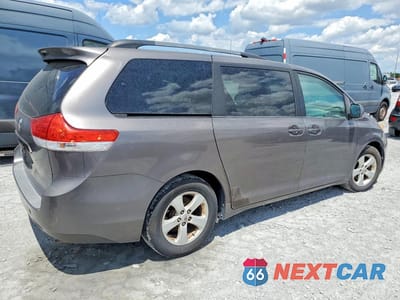 Trzecie zdjęcie samochodu z tyłu: 2011 TOYOTA SIENNA LE VIN:5TDKK3DC8BS133663 - miniatura