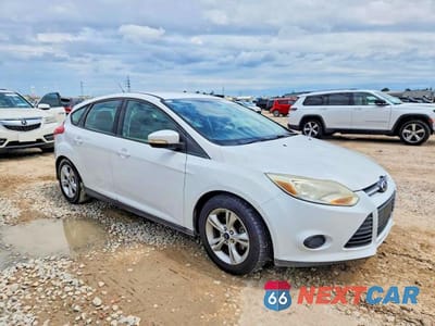 Czwarte zdjęcie samochodu z boku: 2013 FORD FOCUS SE VIN:1FADP3K28DL306998 - miniatura