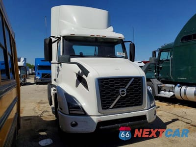 2021 VOLVO VNR SEMI TRUCK 4V4WC9EH7MN259134 - główne zdjęcie licytacji z USA - miniatura