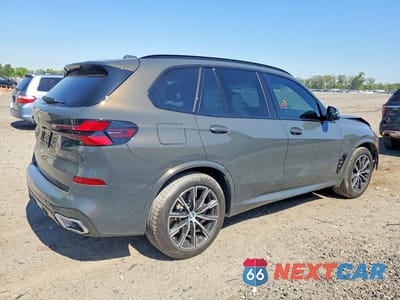 Trzecie zdjęcie samochodu z tyłu: 2025 BMW X5 XDRIVE50E VIN:5UX43EU09S9Y89488 - miniatura