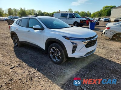 Czwarte zdjęcie samochodu z boku: 2025 CHEVROLET TRAX 1LT VIN:KL77LHEP7SC096086 - miniatura