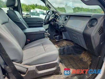 Piąte zdjęcie samochodu w środku: 2013 FORD F450 SUPE - BUCKET TRUCK VIN:1FDUF4GY9DEA69826 - miniatura