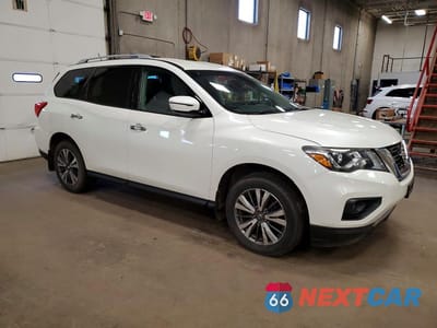 Czwarte zdjęcie samochodu z boku: 2017 NISSAN PATHFINDER SV VIN:5N1DR2MMXHC608646 - miniatura