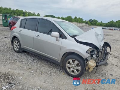 Czwarte zdjęcie samochodu z boku: 2009 NISSAN VERSA 1.8 S VIN:3N1BC13E69L359899 - miniatura