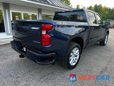 Czwarte zdjęcie samochodu z boku: 2022 CHEVROLET SILVERADO K1500 CUSTOM VIN:1GCPDBEK7NZ549593 - miniatura