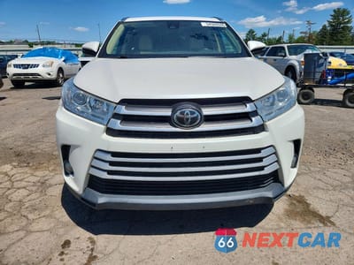 Piąte zdjęcie samochodu w środku: 2017 TOYOTA HIGHLANDER XLE VIN:5TDKZRFH5HS193139 - miniatura