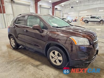 Czwarte zdjęcie samochodu z boku: 2016 CHEVROLET TRAX 1LT VIN:KL7CJPSB2GB677919 - miniatura
