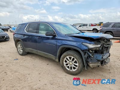 Czwarte zdjęcie samochodu z boku: 2022 CHEVROLET TRAVERSE LS VIN:1GNERFKW6NJ148128 - miniatura
