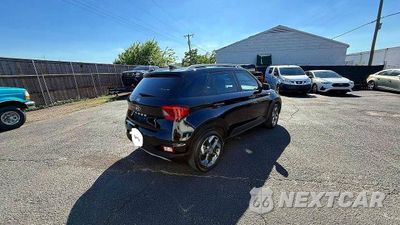 Czwarte zdjęcie samochodu z boku: 2022 HYUNDAI VENUE SEL VIN:KMHRC8A34NU173263 - miniatura