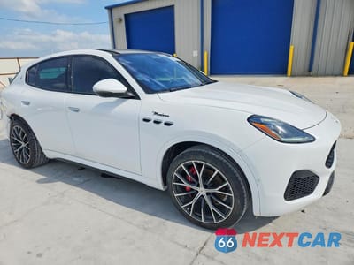 Czwarte zdjęcie samochodu z boku: 2023 MASERATI GRECALE MODENA VIN:ZN682AVM0P7427399 - miniatura
