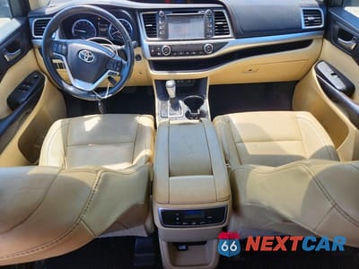 Zdjęcie 8 z 13 samochodu: 2017 TOYOTA HIGHLANDER XLE VIN:5TDKZRFH5HS193139 - miniatura
