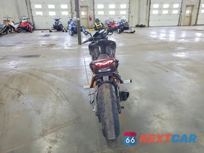 Czwarte zdjęcie samochodu z boku: 2016 YAMAHA FZ09 C VIN:JYARN33E5GA009696 - miniatura