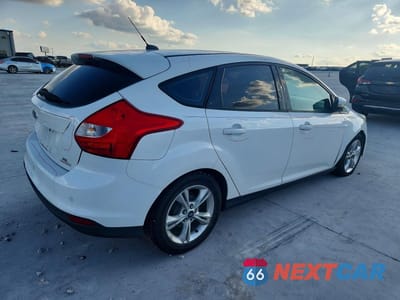 Trzecie zdjęcie samochodu z tyłu: 2014 FORD FOCUS SE VIN:1FADP3K29EL233822 - miniatura