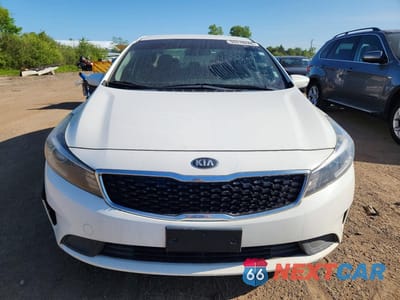 Piąte zdjęcie samochodu w środku: 2018 KIA FORTE S VIN:3KPFL4A78JE275130 - miniatura