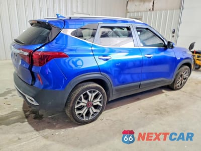 Trzecie zdjęcie samochodu z tyłu: 2022 KIA SELTOS SX VIN:KNDETCA25N7277580 - miniatura