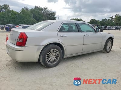 Trzecie zdjęcie samochodu z tyłu: 2010 CHRYSLER 300 TOURING VIN:2C3CA5CV1AH327488 - miniatura