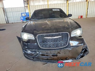 Piąte zdjęcie samochodu w środku: 2017 CHRYSLER 300 S VIN:2C3CCABG5HH668862 - miniatura