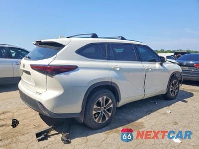 Trzecie zdjęcie samochodu z tyłu: 2021 TOYOTA HIGHLANDER XLE VIN:5TDGZRBH2MS130974 - miniatura