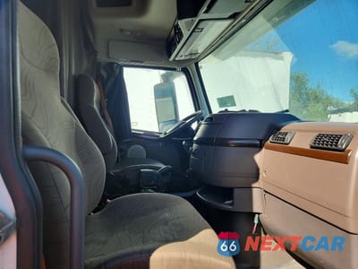 Piąte zdjęcie samochodu w środku: 2015 VOLVO VNL SEMI TRUCK VIN:4V4NC9EH0FN919366 - miniatura