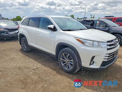 Czwarte zdjęcie samochodu z boku: 2019 TOYOTA HIGHLANDER HYBRID XLE VIN:5TDJGRFH9KS061915 - miniatura