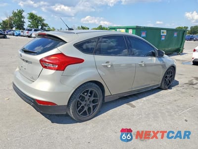 Trzecie zdjęcie samochodu z tyłu: 2016 FORD FOCUS SE VIN:1FADP3K25GL236896 - miniatura