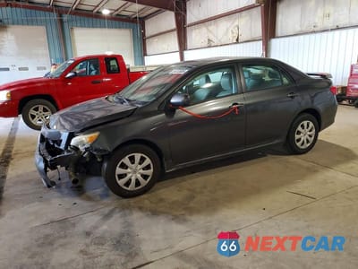 2010 TOYOTA COROLLA LE 1NXBU4EE5AZ199447 - główne zdjęcie licytacji z USA - miniatura
