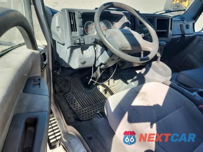 Zdjęcie 8 z 13 samochodu: 2016 ISUZU NPR HD BOX TRUCK VIN:JALC4W166G7002469 - miniatura