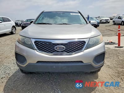 Piąte zdjęcie samochodu w środku: 2012 KIA SORENTO LX VIN:5XYKT3A11CG279823 - miniatura