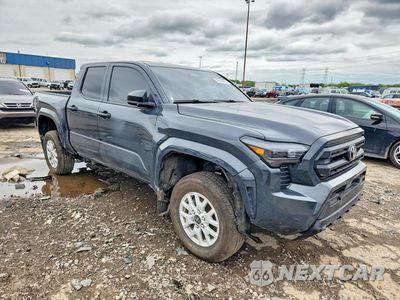 Czwarte zdjęcie samochodu z boku: 2024 TOYOTA TACOMA SR VIN:3TYLD5KN9RT007888 - miniatura