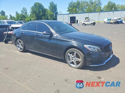 Czwarte zdjęcie samochodu z boku: 2015 MERCEDES-BENZ C 300 4MATIC VIN:55SWF4KB8FU030760 - miniatura