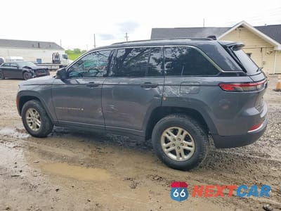 Drugie zdjęcie samochodu z przodu: 2023 JEEP GRAND CHEROKEE LAREDO VIN:1C4RJHAG1P8104345 - miniatura