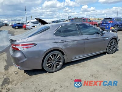 Trzecie zdjęcie samochodu z tyłu: 2018 TOYOTA CAMRY XSE VIN:4T1B61HK2JU061276 - miniatura
