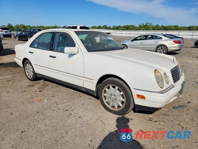Czwarte zdjęcie samochodu z boku: 1999 MERCEDES-BENZ E 320 VIN:WDBJF65H7XA728938 - miniatura
