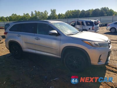 Czwarte zdjęcie samochodu z boku: 2019 TOYOTA HIGHLANDER SE VIN:5TDJZRFH3KS567220 - miniatura