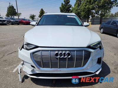 Piąte zdjęcie samochodu w środku: 2022 AUDI E-TRON PREMIUM VIN:WA1AAAGE9NB024506 - miniatura