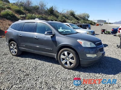 Czwarte zdjęcie samochodu z boku: 2009 CHEVROLET TRAVERSE LT VIN:1GNER23DX9S132679 - miniatura