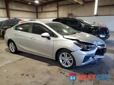Czwarte zdjęcie samochodu z boku: 2019 CHEVROLET CRUZE LT VIN:1G1BE5SM8K7143305 - miniatura