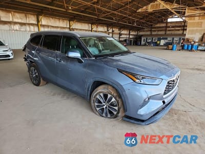 Czwarte zdjęcie samochodu z boku: 2022 TOYOTA HIGHLANDER XLE VIN:5TDHZRAHXNS121754 - miniatura