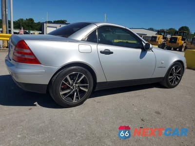 Trzecie zdjęcie samochodu z tyłu: 1998 MERCEDES-BENZ SLK 230 KOMPRESSOR VIN:WDBKK47F4WF062798 - miniatura