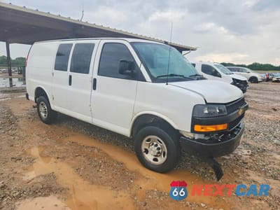 Czwarte zdjęcie samochodu z boku: 2023 CHEVROLET EXPRESS G2500 VIN:1GCWGAFP6P1155107 - miniatura