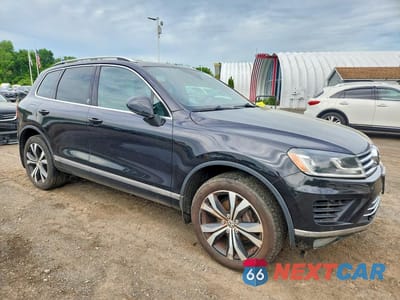 Czwarte zdjęcie samochodu z boku: 2017 VOLKSWAGEN TOUAREG WOLFSBURG VIN:WVGRF7BP9HD000586 - miniatura