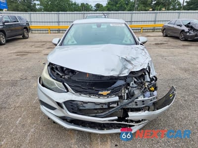 Piąte zdjęcie samochodu w środku: 2017 CHEVROLET CRUZE LT VIN:1G1BE5SM5H7124297 - miniatura