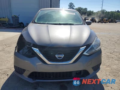 Piąte zdjęcie samochodu w środku: 2018 NISSAN SENTRA S VIN:3N1AB7AP3JY317834 - miniatura