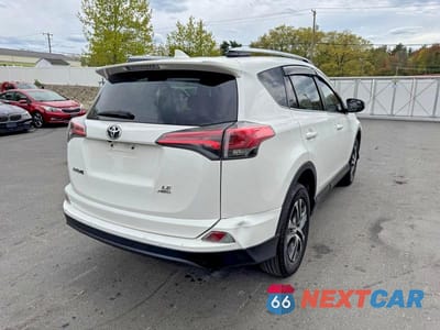 Trzecie zdjęcie samochodu z tyłu: 2018 TOYOTA RAV4 LE VIN:JTMBFREV8JJ219977 - miniatura