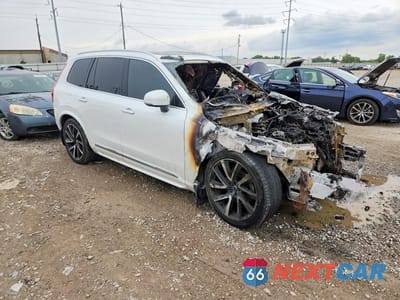 Czwarte zdjęcie samochodu z boku: 2018 VOLVO XC90 T6 VIN:YV4A22PLXJ1195933 - miniatura