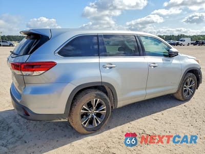 Trzecie zdjęcie samochodu z tyłu: 2018 TOYOTA HIGHLANDER LE VIN:5TDZZRFH7JS239641 - miniatura