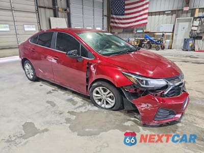 Czwarte zdjęcie samochodu z boku: 2019 CHEVROLET CRUZE LT VIN:1G1BE5SM5K7141737 - miniatura