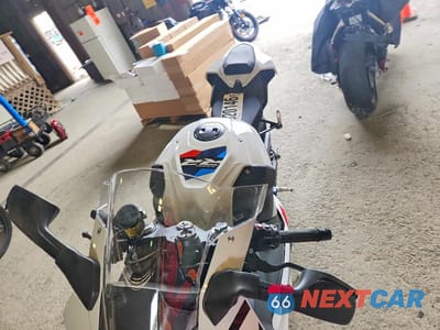 Piąte zdjęcie samochodu w środku: 2024 BMW S 1000 RR VIN:WB10E6305R6K00458 - miniatura