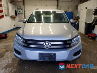 Piąte zdjęcie samochodu w środku: 2017 VOLKSWAGEN TIGUAN S VIN:WVGBV7AX7HW502023 - miniatura