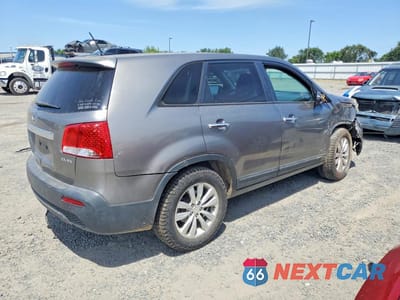 Trzecie zdjęcie samochodu z tyłu: 2011 KIA SORENTO EX VIN:5XYKU4A21BG024146 - miniatura